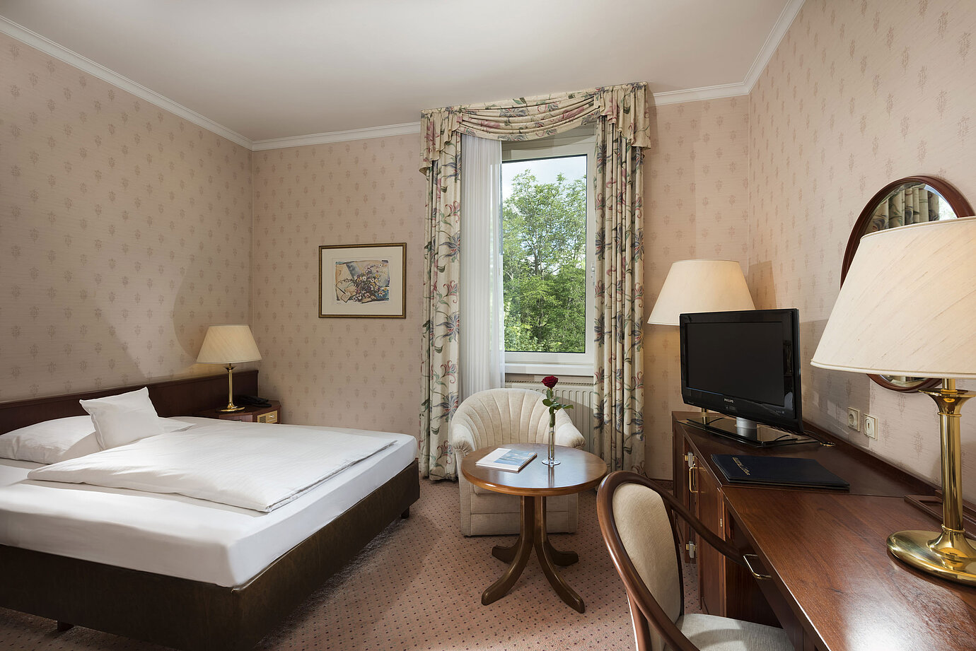 Gemütliches Einzelzimmer mit Fensterblick und Schreibtisch im Maritim Hotel Bad Wildungen