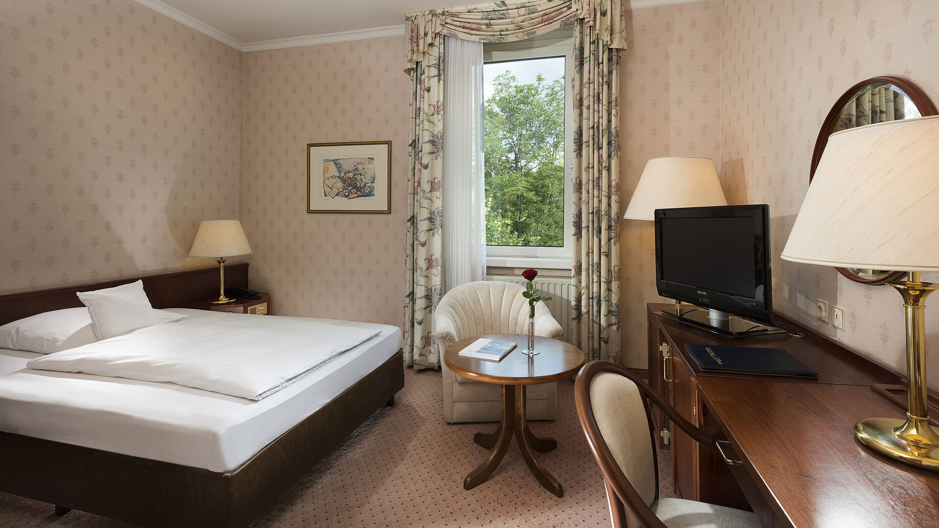 Gemütliches Einzelzimmer mit Fensterblick und Schreibtisch im Maritim Hotel Bad Wildungen