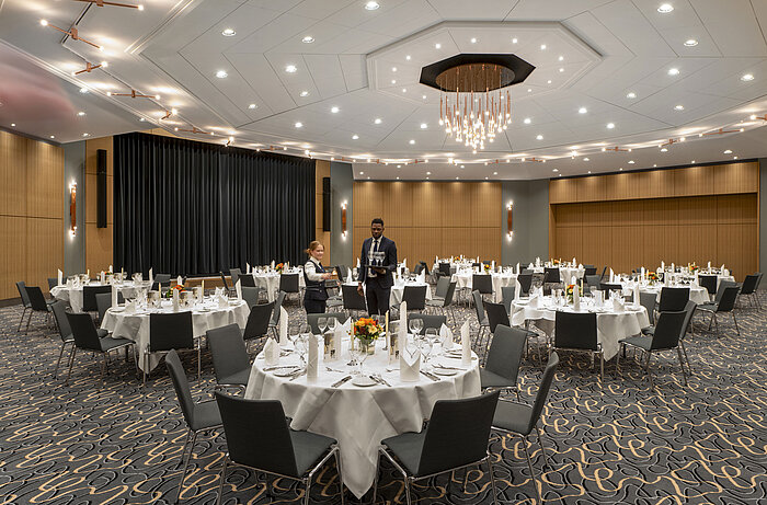 Großer Bankettsaal Barbarossa im Maritim Hotel Würzburg mit runden Tischen und stilvollem Ambiente.