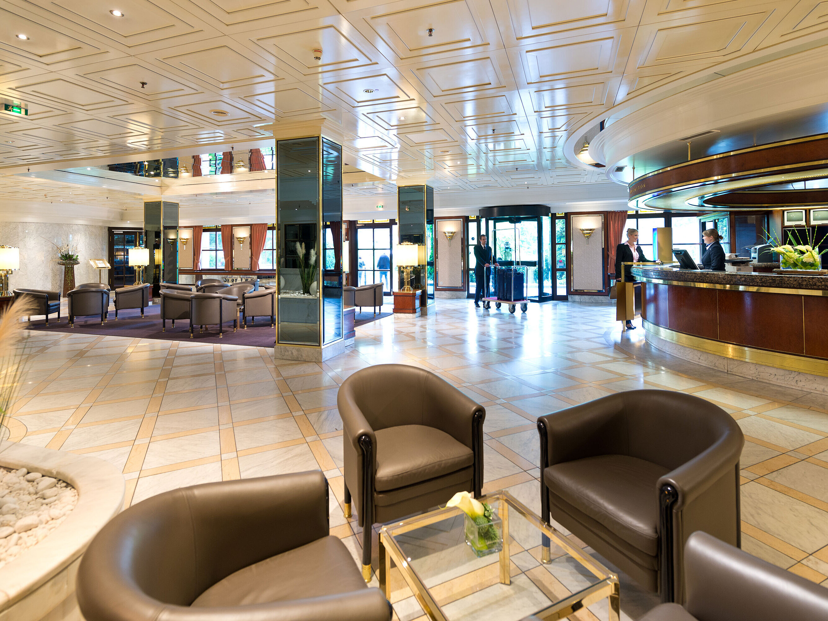 Stilvolle Lobby des Maritim Hotel Königswinter mit eleganter Rezeption, Sitzbereichen und heller Atmosphäre.