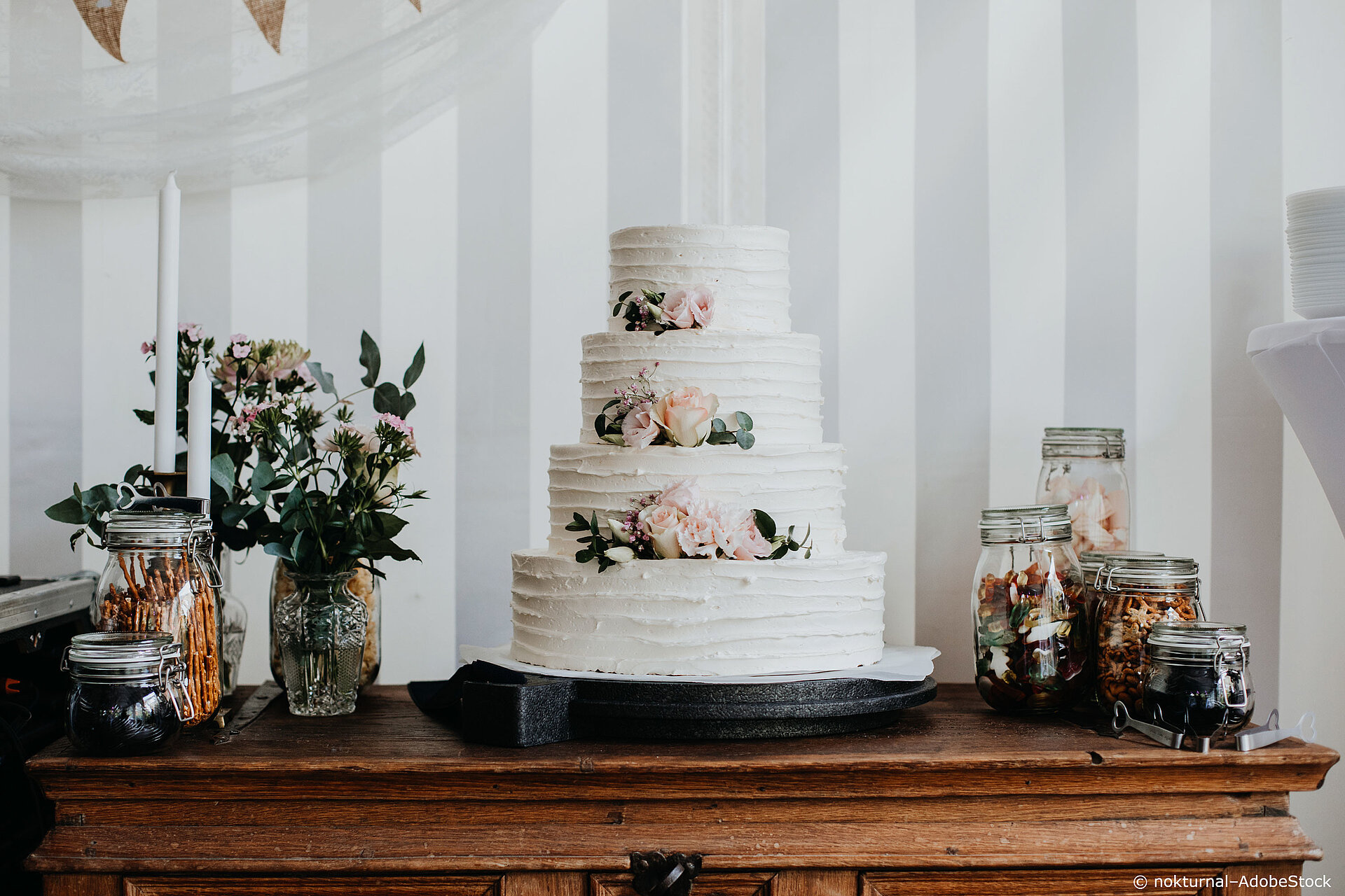 4-stöckige weiße Hochzeitstorte mit Dekor und Blumen hochzeitsplanung-checkliste-to-dos