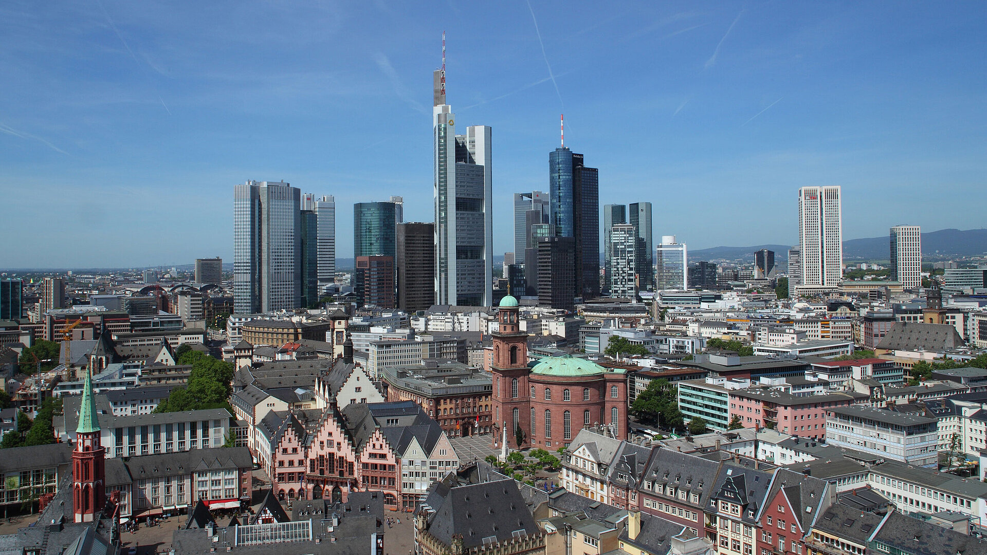 Skyline Frankfurt Blick auf die Skyline von Frankfurt mit dem Römer und der Paulskirche im Vordergrund bei klarem Himmel.