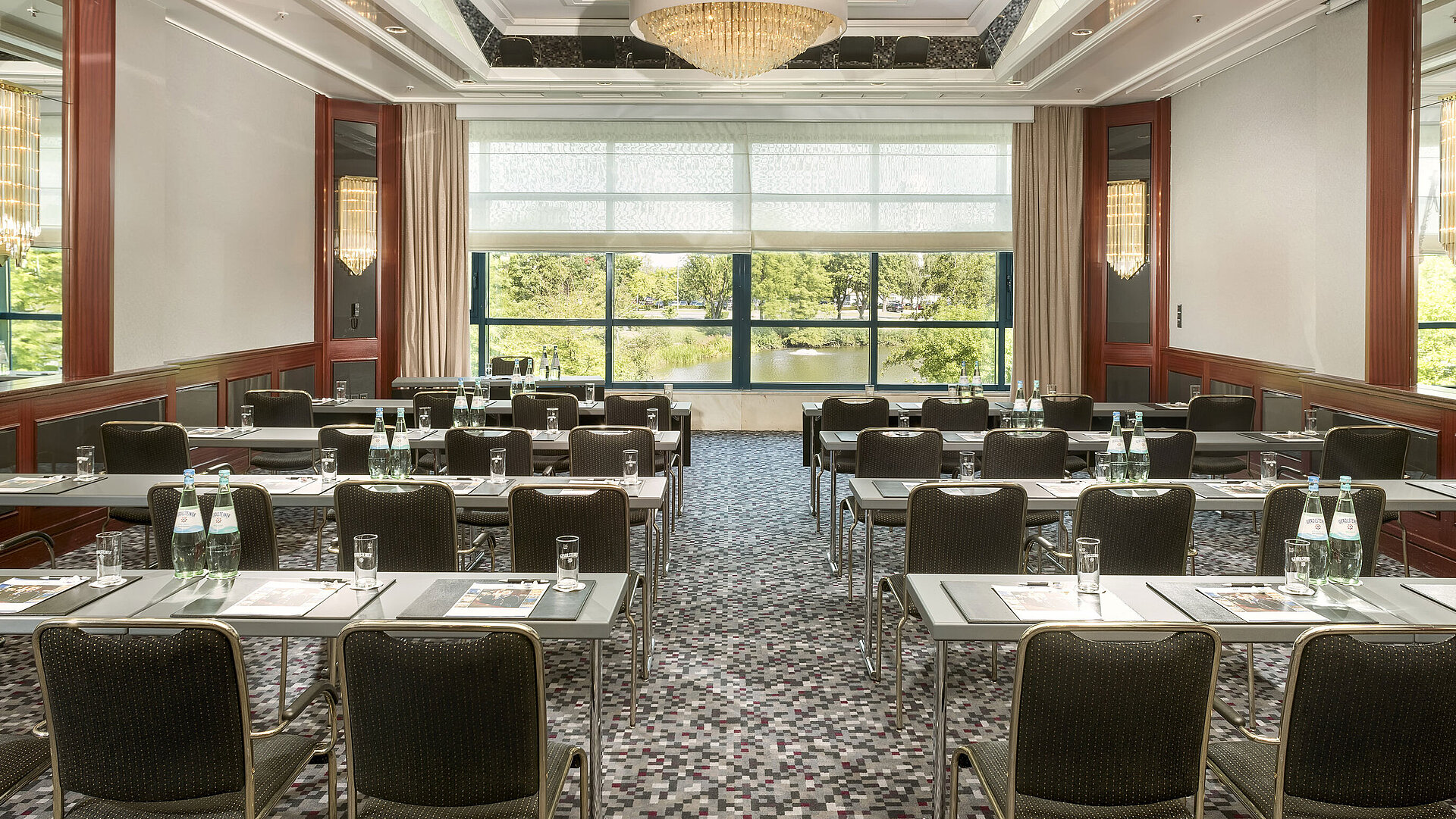 Moderner Tagungsraum im Maritim Hotel Hannover mit elegantem Design, Tageslicht und Blick ins Grüne.
