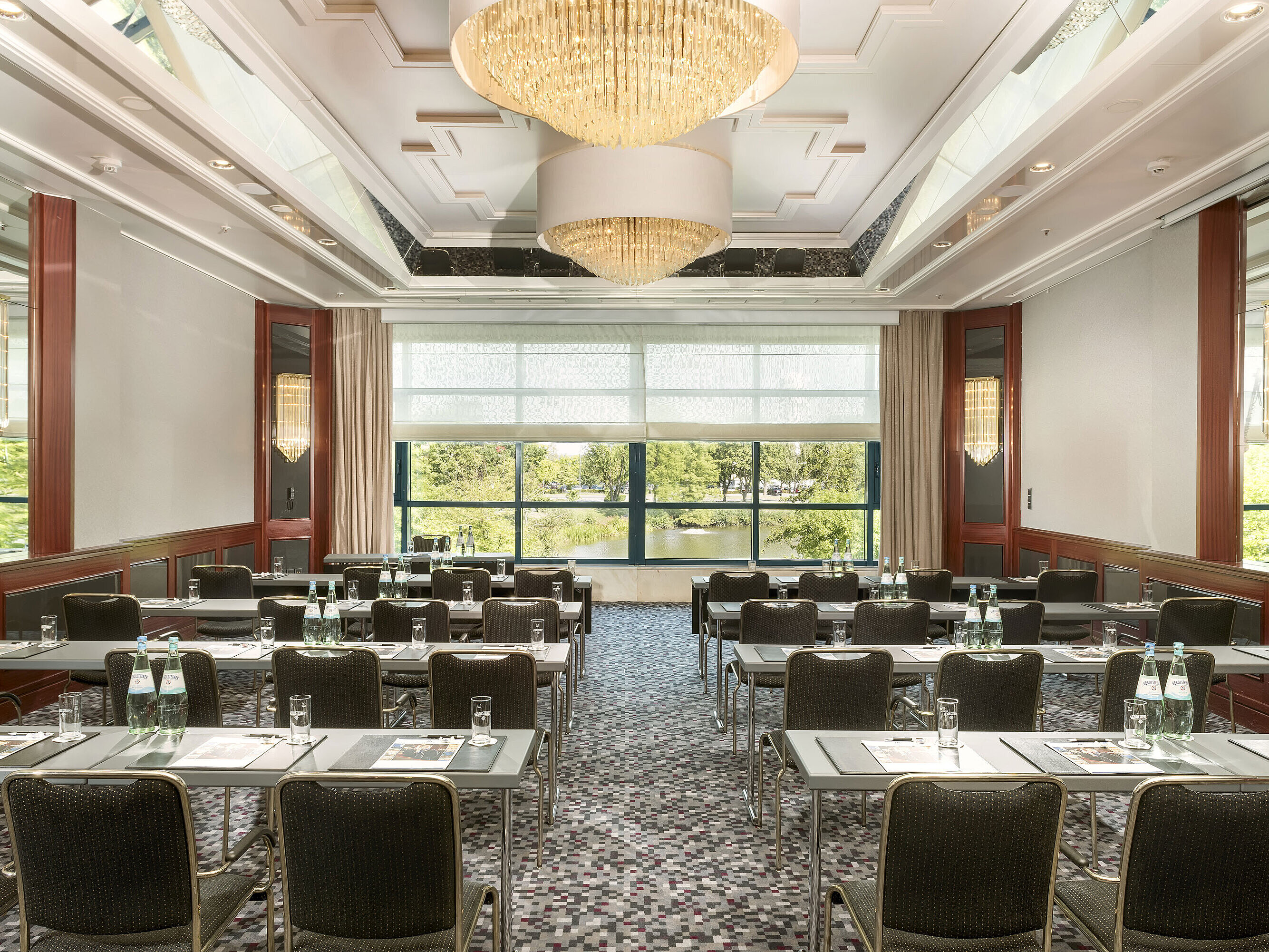 Moderner Tagungsraum im Maritim Hotel Hannover mit elegantem Design, Tageslicht und Blick ins Grüne.