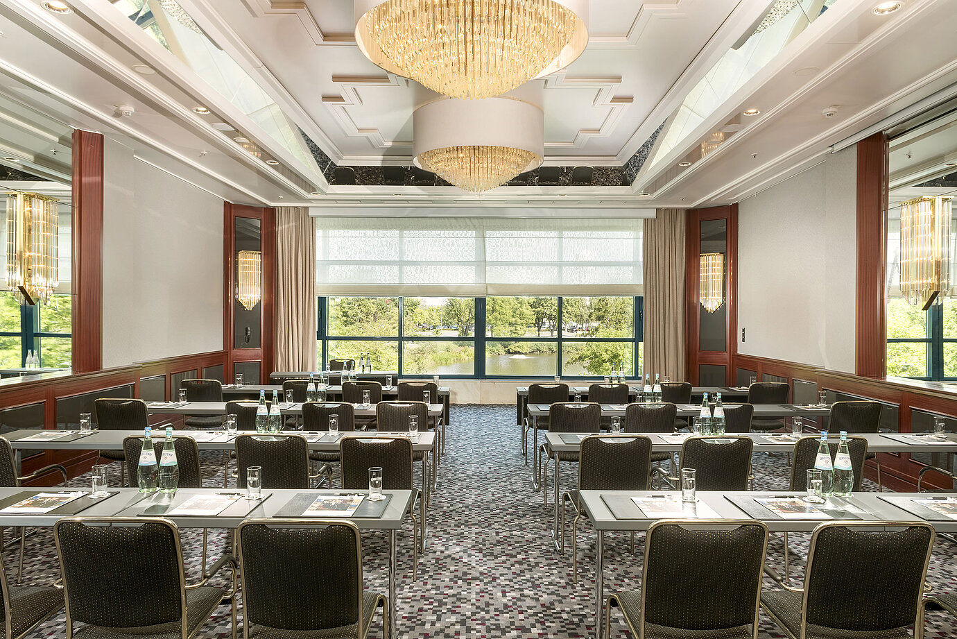 Moderner Tagungsraum im Maritim Hotel Hannover mit elegantem Design, Tageslicht und Blick ins Grüne.