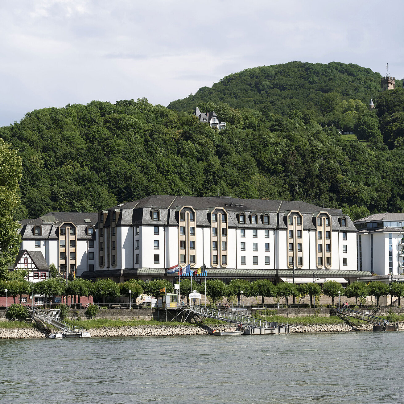  Außenansicht des Maritim Hotel Königswinter mit Blick auf den Drachenfels und den Rhein.