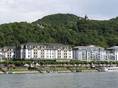  Außenansicht des Maritim Hotel Königswinter mit Blick auf den Drachenfels und den Rhein.