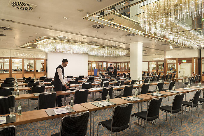 Tagungsraum mit Reihenbestuhlung und Kronleuchtern im Maritim Hotel München