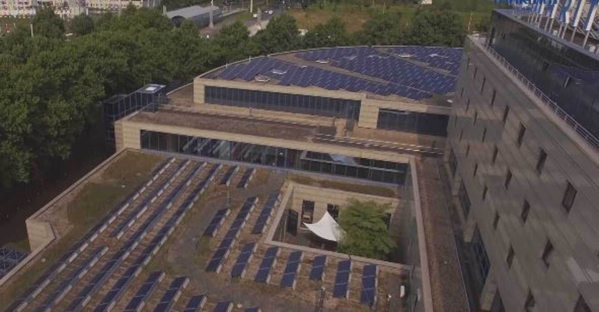 Solarpanels auf Hoteldach Maritim Bonn klimaneutral-reisen-solarpanel