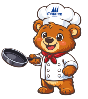 Maritim Bär als Koch Cartoon-Bär im Kochoutfit mit Pfanne und Maritim Kochmütze als freundliches Maskottchen.