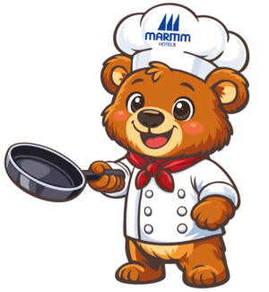 Cartoon-Bär im Kochoutfit mit Pfanne und Maritim Kochmütze als freundliches Maskottchen.