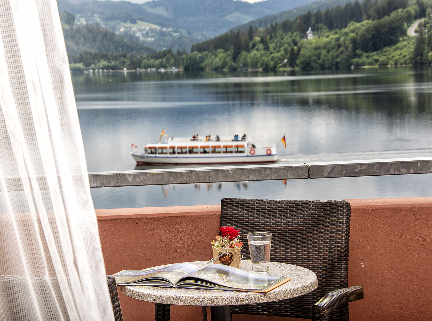 Balkon mit Seeblick und vorbeifahrendem Schiff am Titisee beim Maritim TitiseeHotel