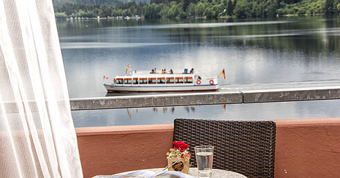 Balkon mit Seeblick und vorbeifahrendem Schiff am Titisee beim Maritim TitiseeHotel