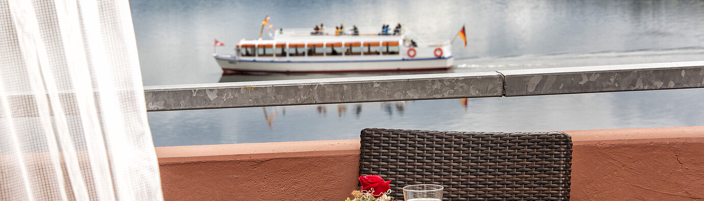 Balkon mit Seeblick und vorbeifahrendem Schiff am Titisee beim Maritim TitiseeHotel