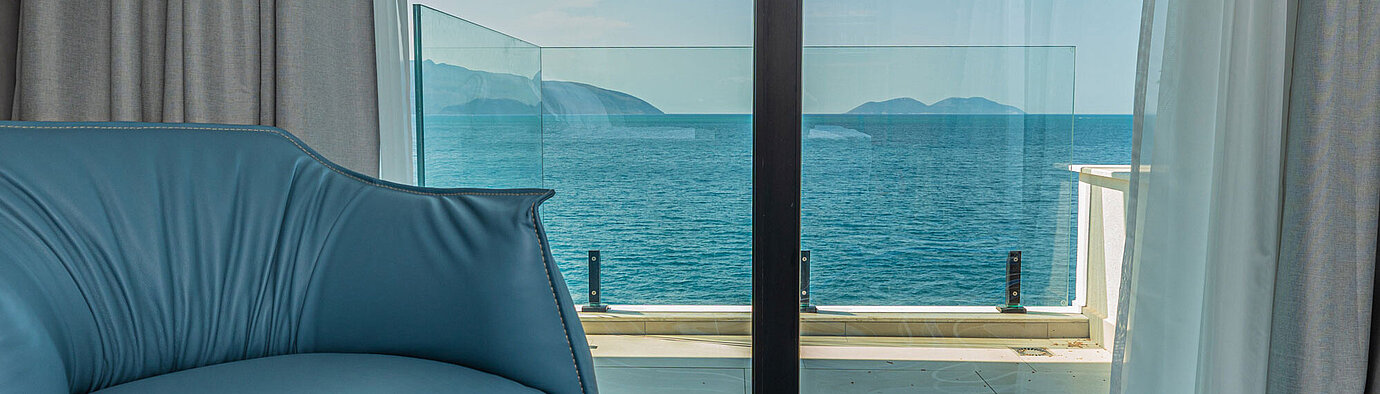 Sitzbereich im Maritim Resort Marina Bay mit Meerblick durch große Fensterfront