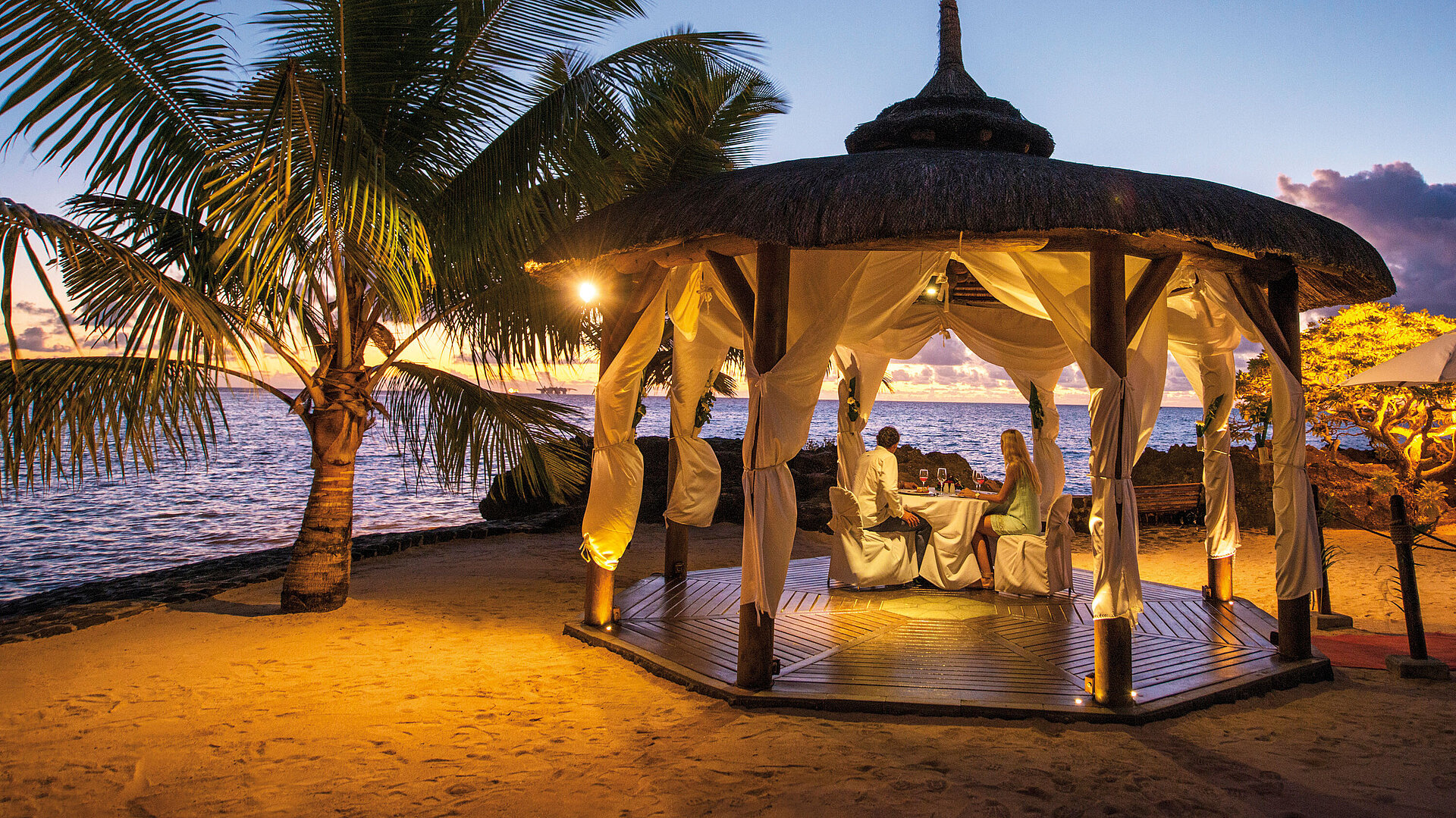 Privates Dinner im Strandpavillon mit Meerblick bei Sonnenuntergang