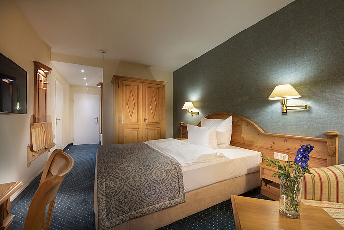 Einzelzimmer im Maritim TitiseeHotel mit Holzschrank, Schreibtisch und Leseecke