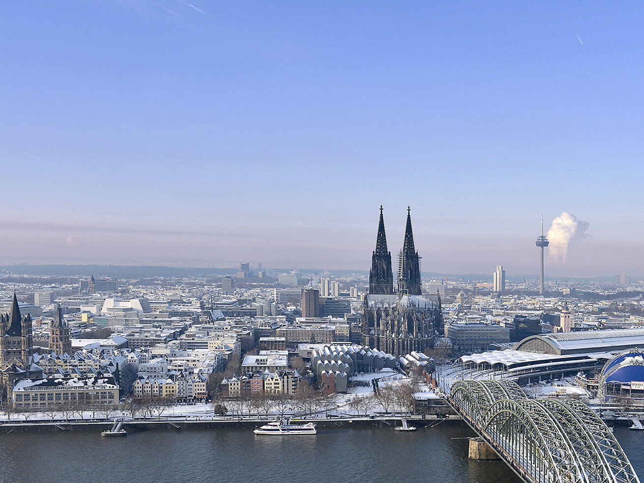 Verschneite Winterlandschaft mit Blick auf den Kölner Dom und den Rhein – Köln zeigt sich von seiner märchenhaften Seite