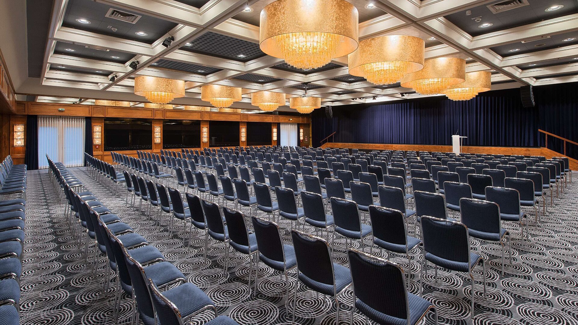 Eleganter Saal im Maritim Hotel Darmstadt mit Reihenbestuhlung, Kronleuchtern und idealer Ausstattung für Events.