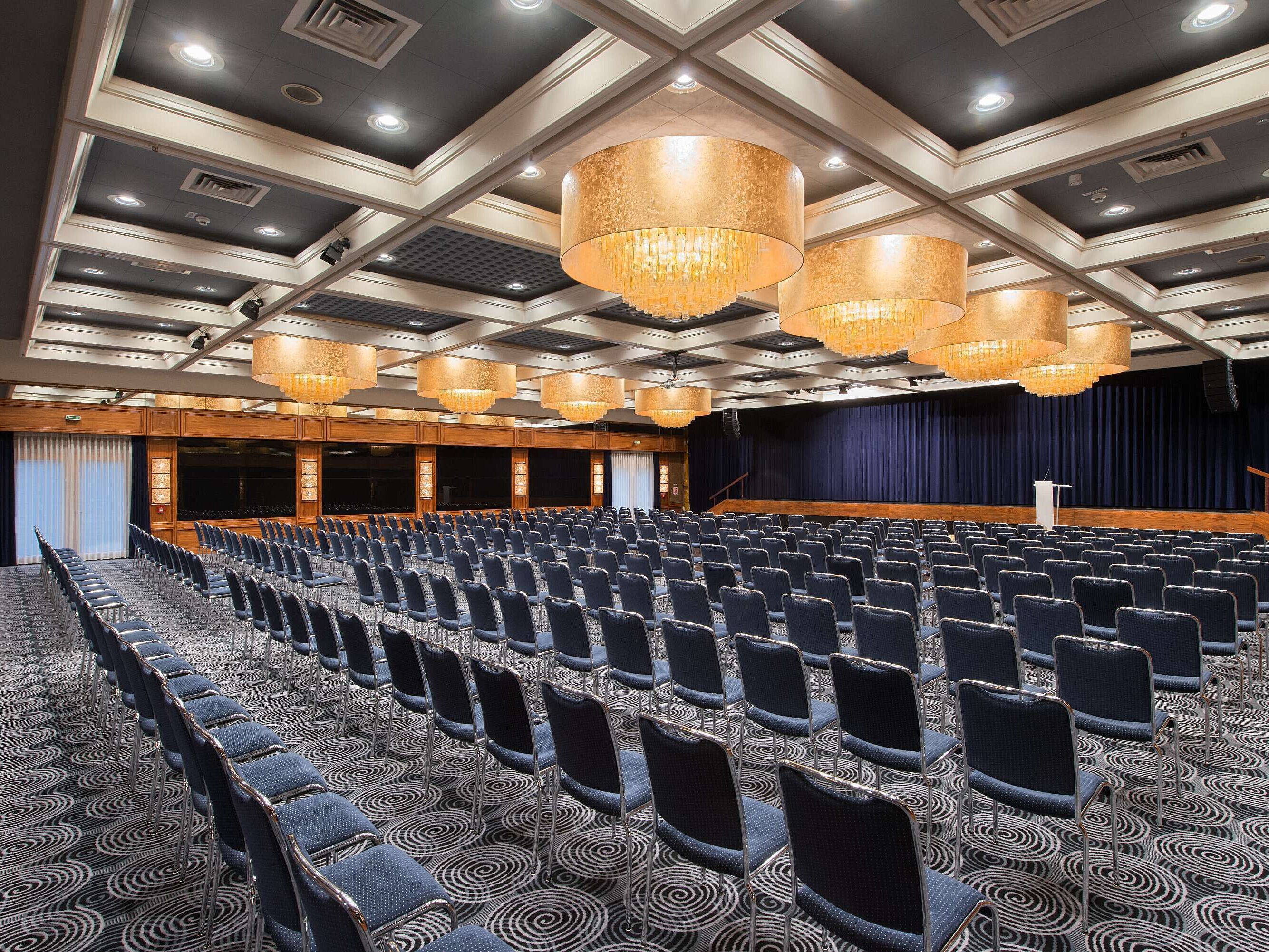 Eleganter Saal im Maritim Hotel Darmstadt mit Reihenbestuhlung, Kronleuchtern und idealer Ausstattung für Events.