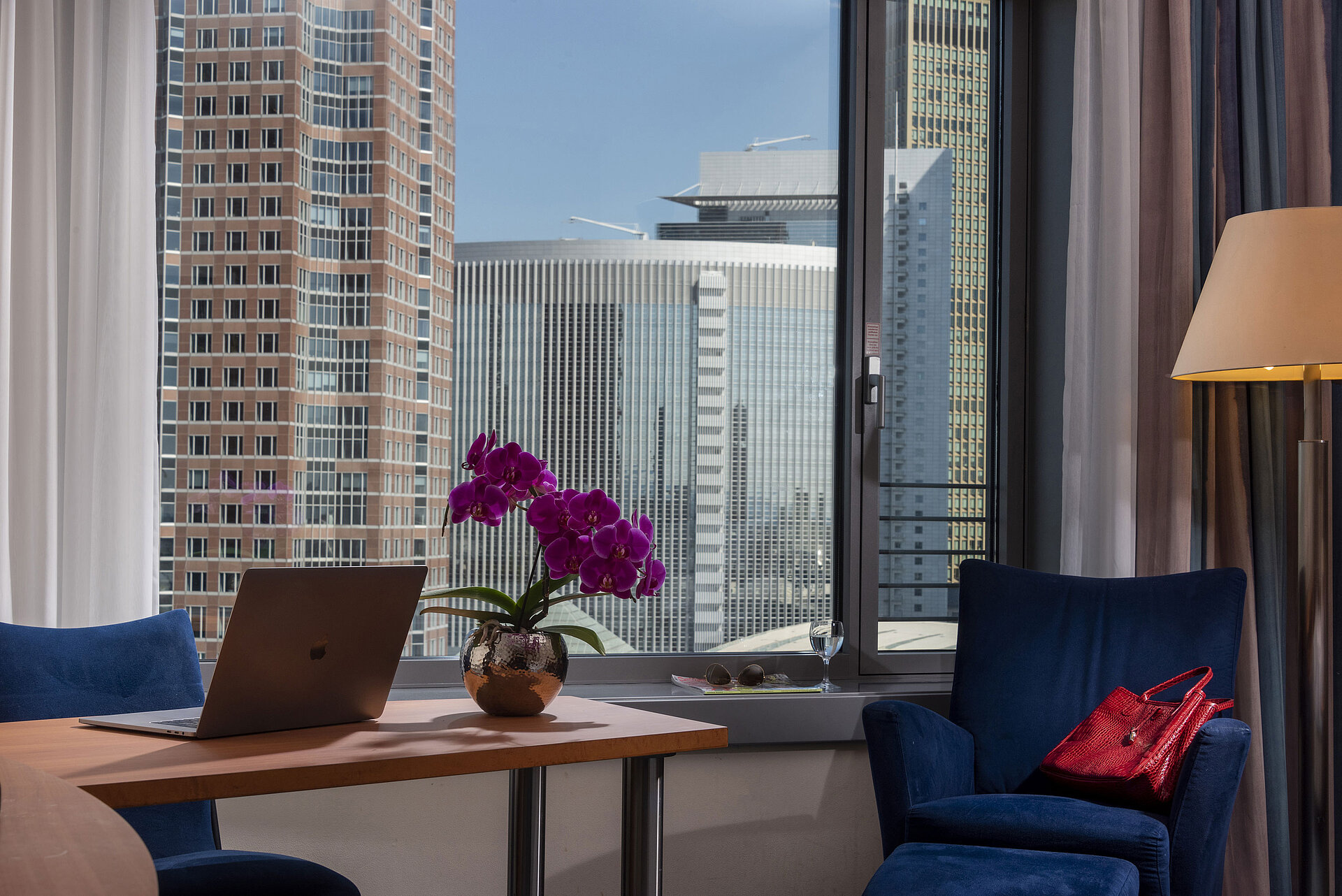 Superior Skyline Zimmer Superior Zimmer im Maritim Hotel Frankfurt mit Panoramablick auf die Skyline, Schreibtisch und eleganter Sitzgelegenheit.