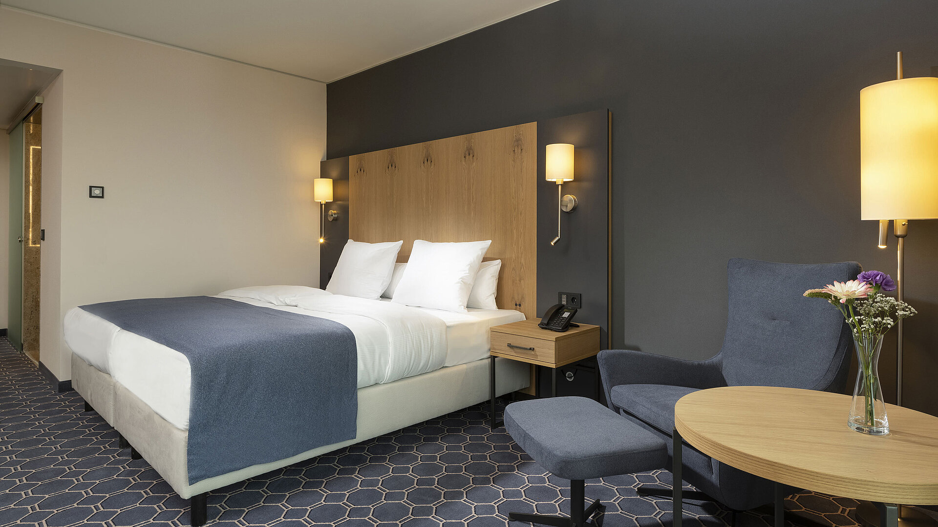 Superior Zimmer Modernes Doppelzimmer im Maritim Hotel Ingolstadt mit gemütlichem Bett, eleganter Beleuchtung und stilvollen Möbeln.