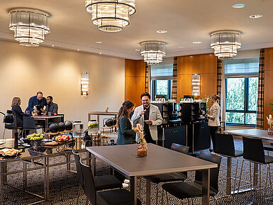 Kaffeepause mit Snacks und Drinks im Tagungsbereich des Maritim Hotel Düsseldorf
