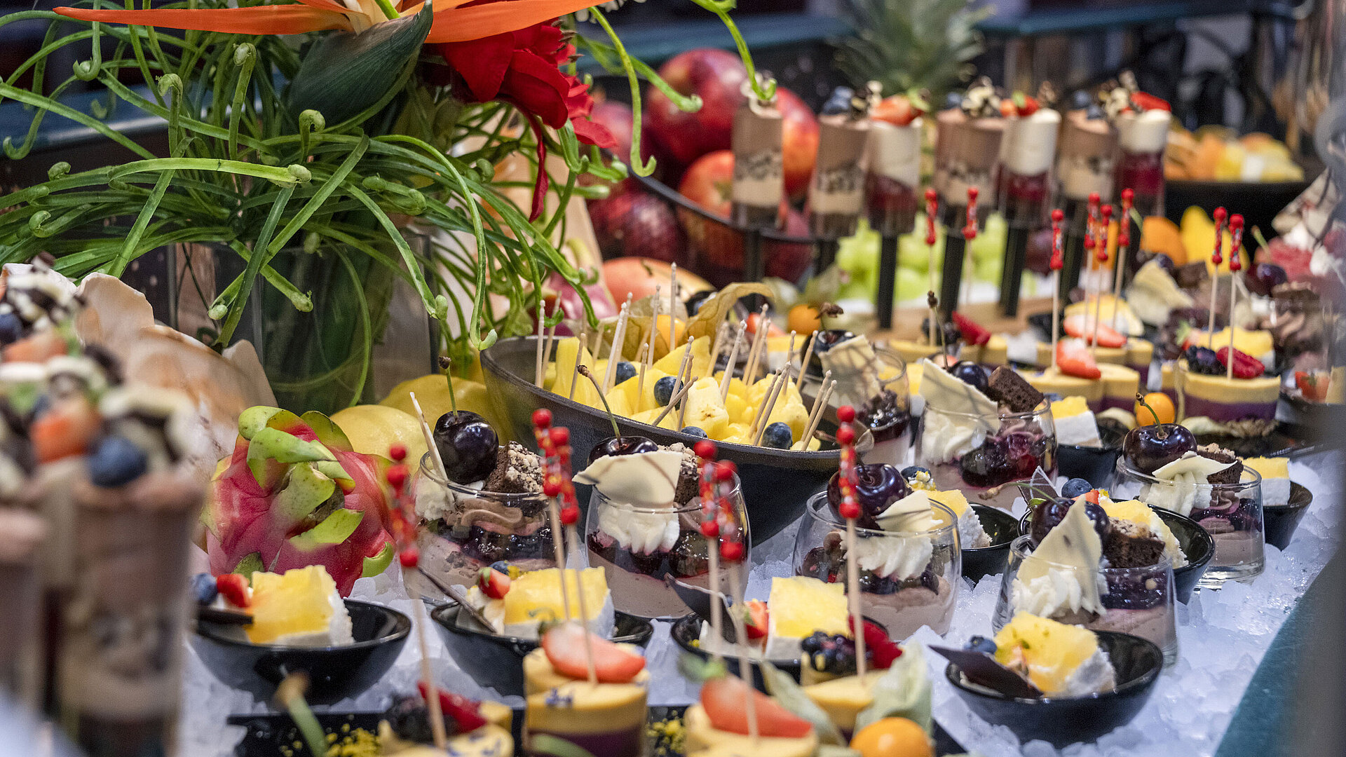 Leckere Dessertauswahl mit frischen Früchten und kleinen Kuchen am Buffet des Maritim proArte Hotel Berlin.