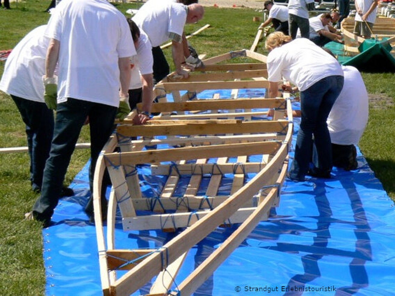Team baut sein eigenes Drachenboot für anschließendes Wettrennen.
