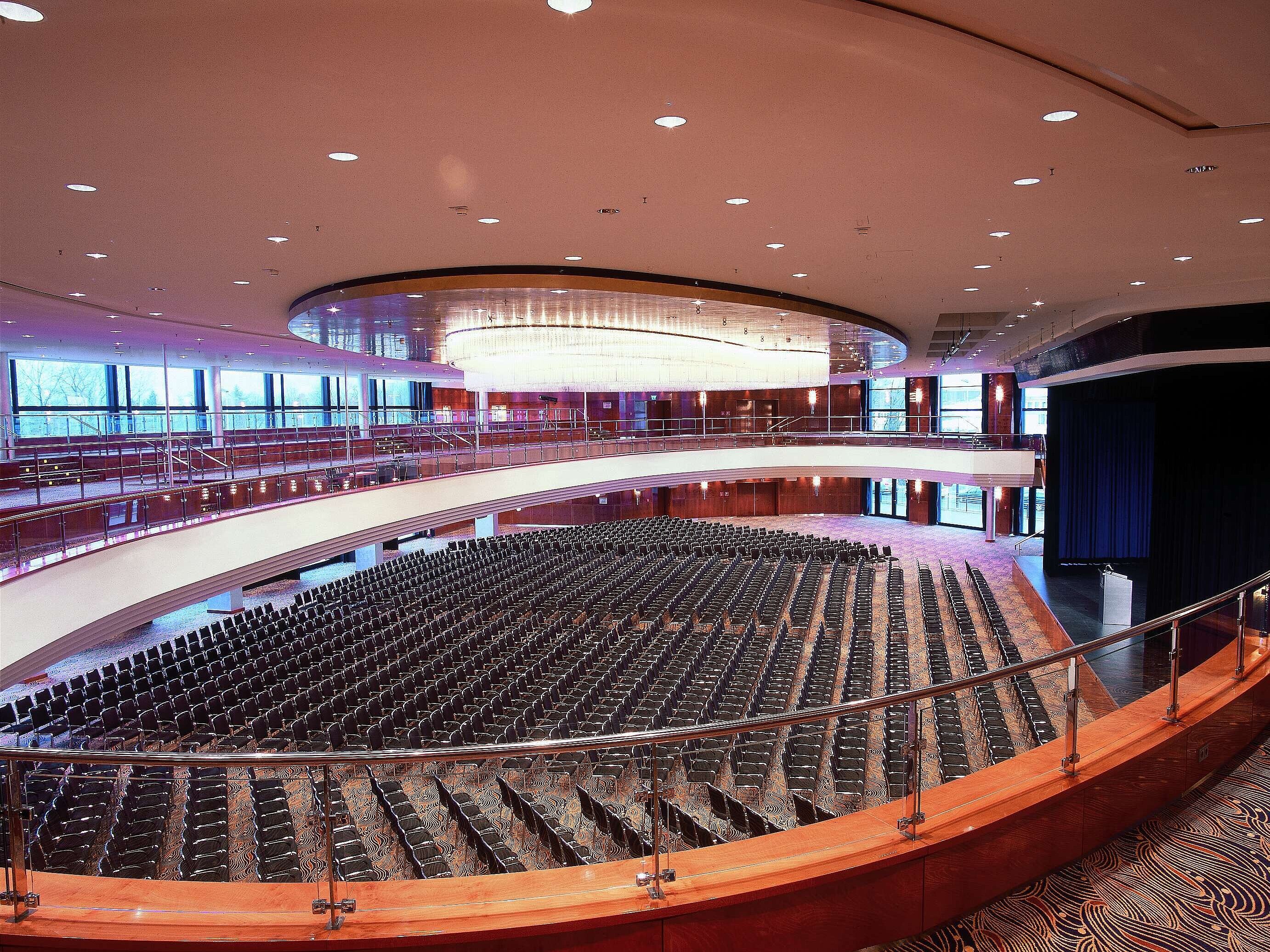 Eleganter Konferenzsaal im Maritim Hotel Düsseldorf mit hunderten Sitzplätzen, moderner Architektur und großer Bühne.