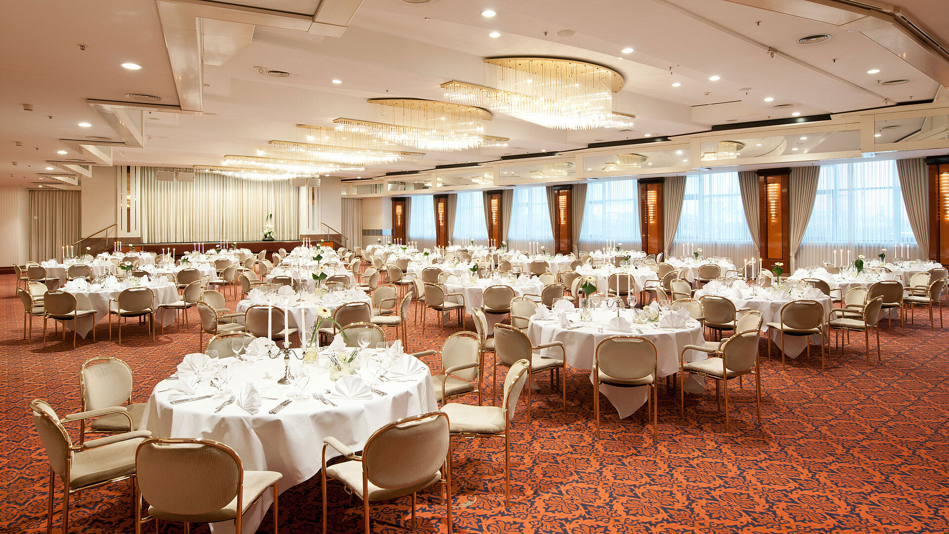 Saal Otto von Guericke Bankett runde Tische Eleganter Bankettsaal mit Kronleuchtern, festlich gedeckten Tischen und stilvollem Ambiente im Maritim Hotel Magdeburg.