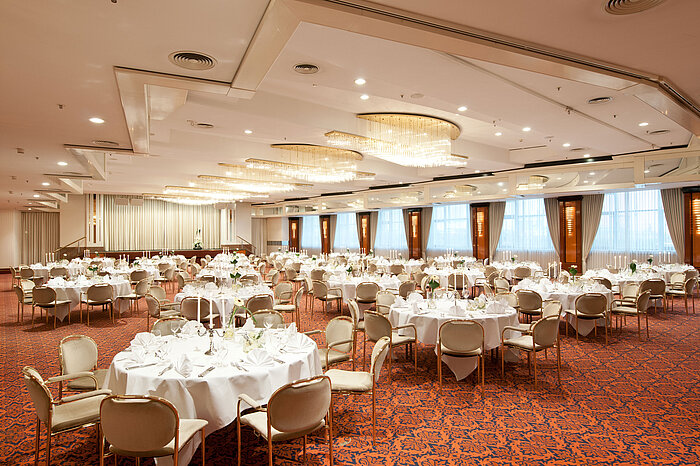 Eleganter Bankettsaal mit Kronleuchtern, festlich gedeckten Tischen und stilvollem Ambiente im Maritim Hotel Magdeburg.