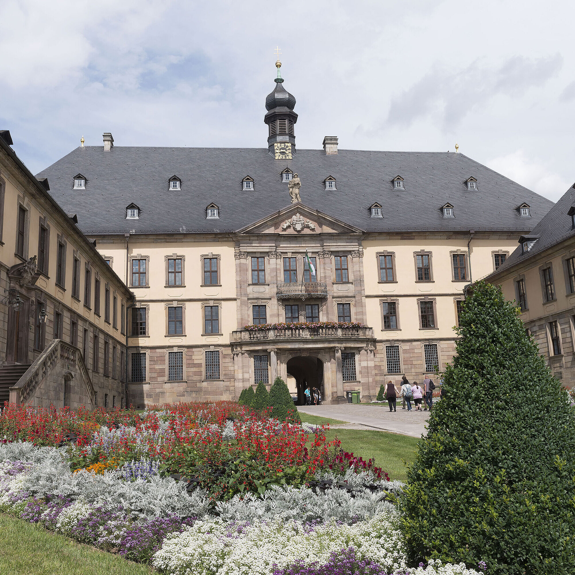 Historisches Stadtschloss Fulda mit prachtvollem Barockgarten und imposanter Fassade