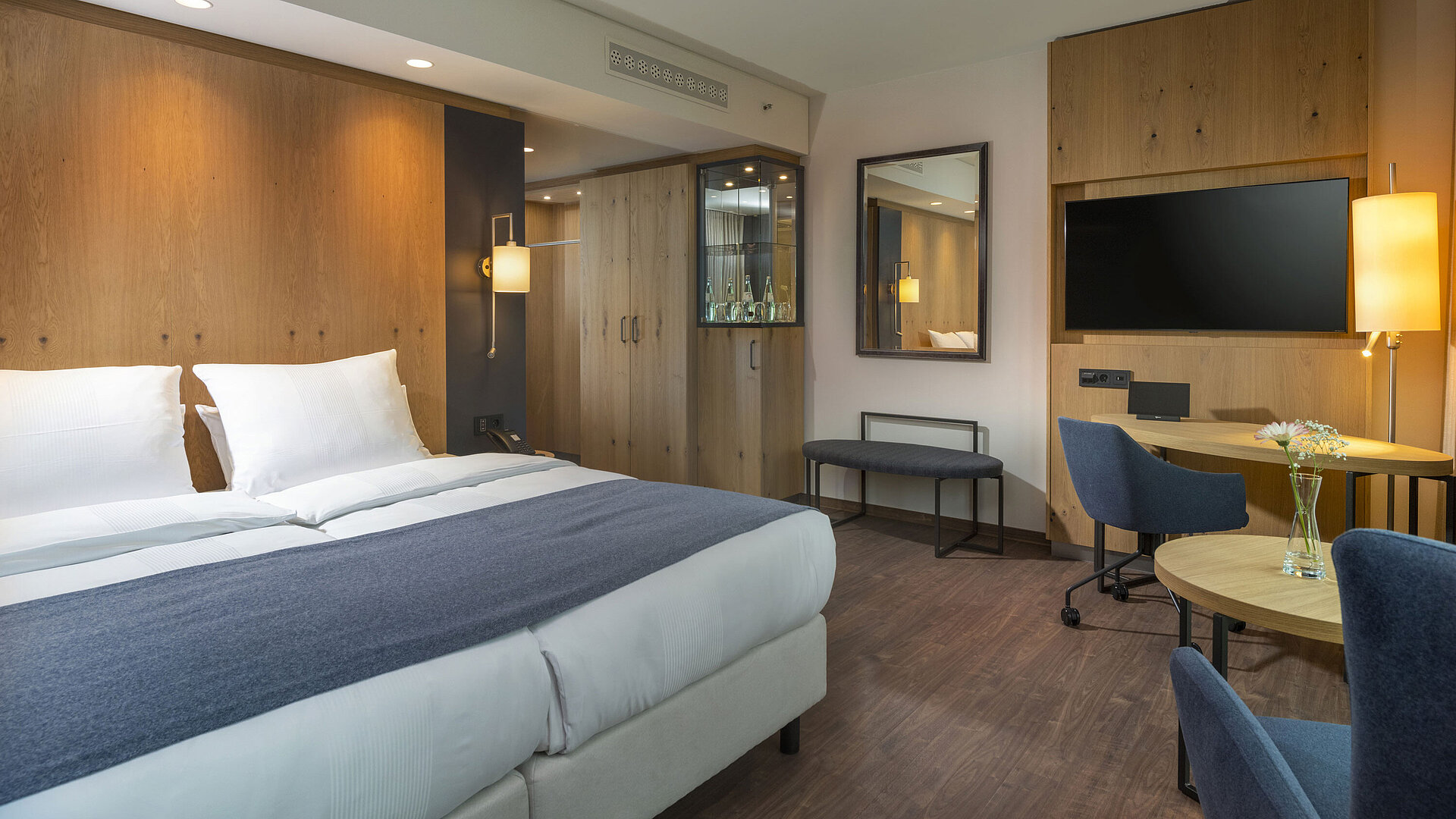 Modernes Doppelzimmer im Maritim Hotel Ingolstadt mit stilvoller Einrichtung und Schreibtisch.