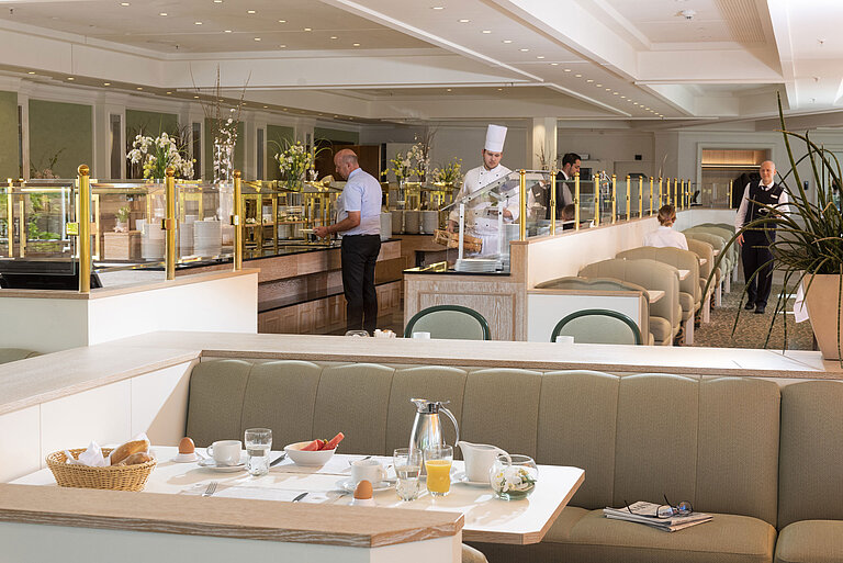 Frühstücksbuffet im Maritim Hotel Würzburg mit Gästen, Köchen und reichhaltiger Auswahl