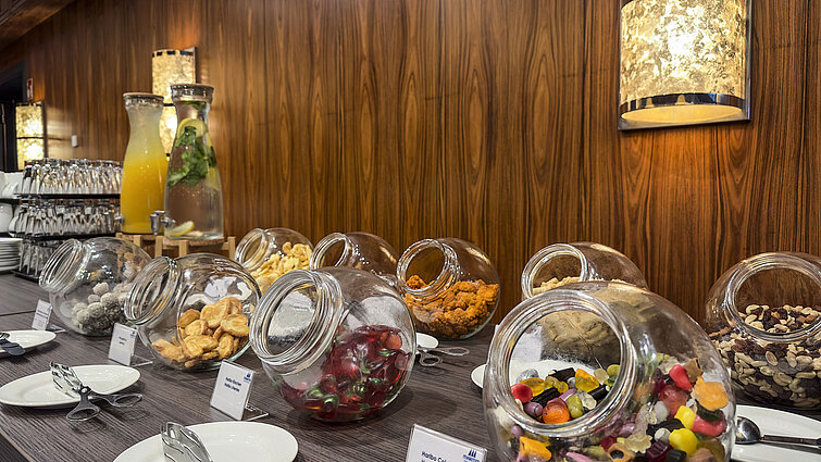 Auswahl an Süßigkeiten, Nüssen und Trockenfrüchten in Gläsern mit Getränken bei einer Kaffeepause im Maritim Hotel Darmstadt.