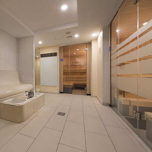 Moderner Saunabereich im Maritim Hotel Königswinter mit entspannendem Fußbad und stilvollem Design.