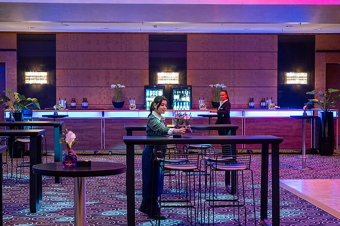 Moderner Barbereich im Maritim Hotel Düsseldorf mit stilvoller Beleuchtung