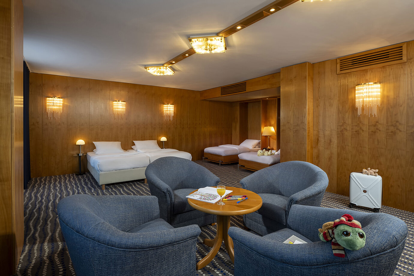 Geräumiges Superior-Familienzimmer im Maritim Hotel Magdeburg mit zwei Doppelbetten, Sitzecke und kindgerechten Details.