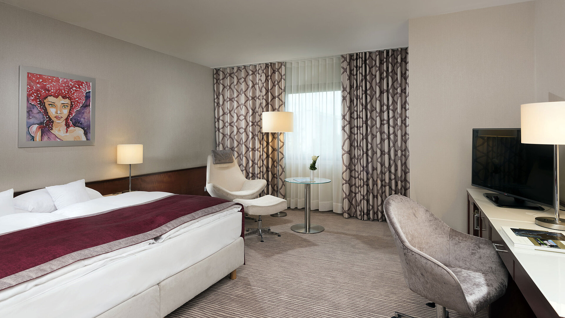 Comfort Zimmer Comfort Zimmer im Maritim Hotel Bonn mit gemütlichem Bett, Sesseln, Schreibtisch und modernen Vorhängen.