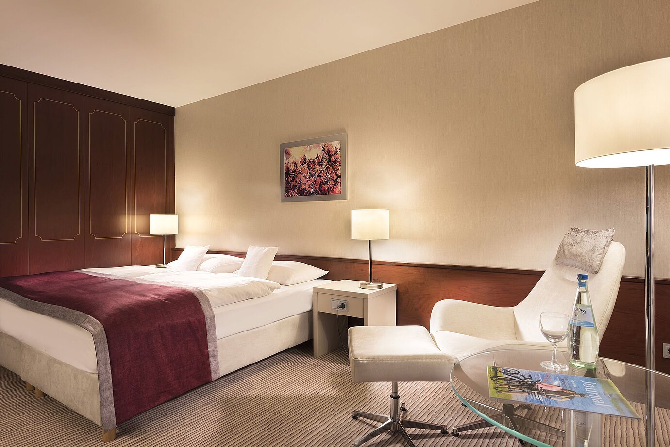 Classic Zimmer im Maritim Hotel Bonn, gemütlich eingerichtet mit Doppelbett, Sessel, Tisch und moderner Beleuchtung.