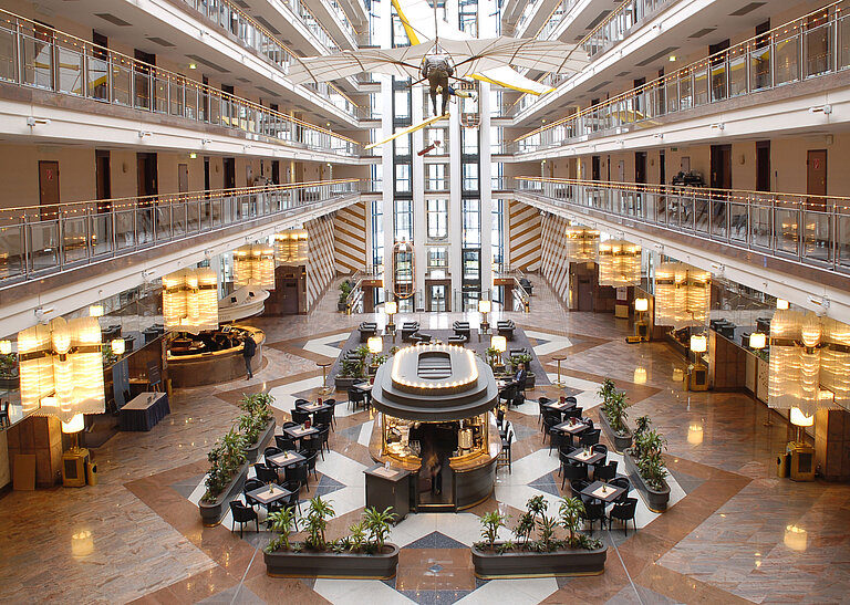 Großes Atrium mit mehrstöckiger Architektur, Loungebereich und modernem Interieur im Maritim Hotel Hannover.