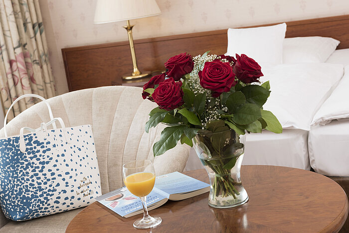 Frische Rosen, Saft und Lektüre auf dem Tisch im Doppelzimmer des Maritim Hotel Bad Wildungen