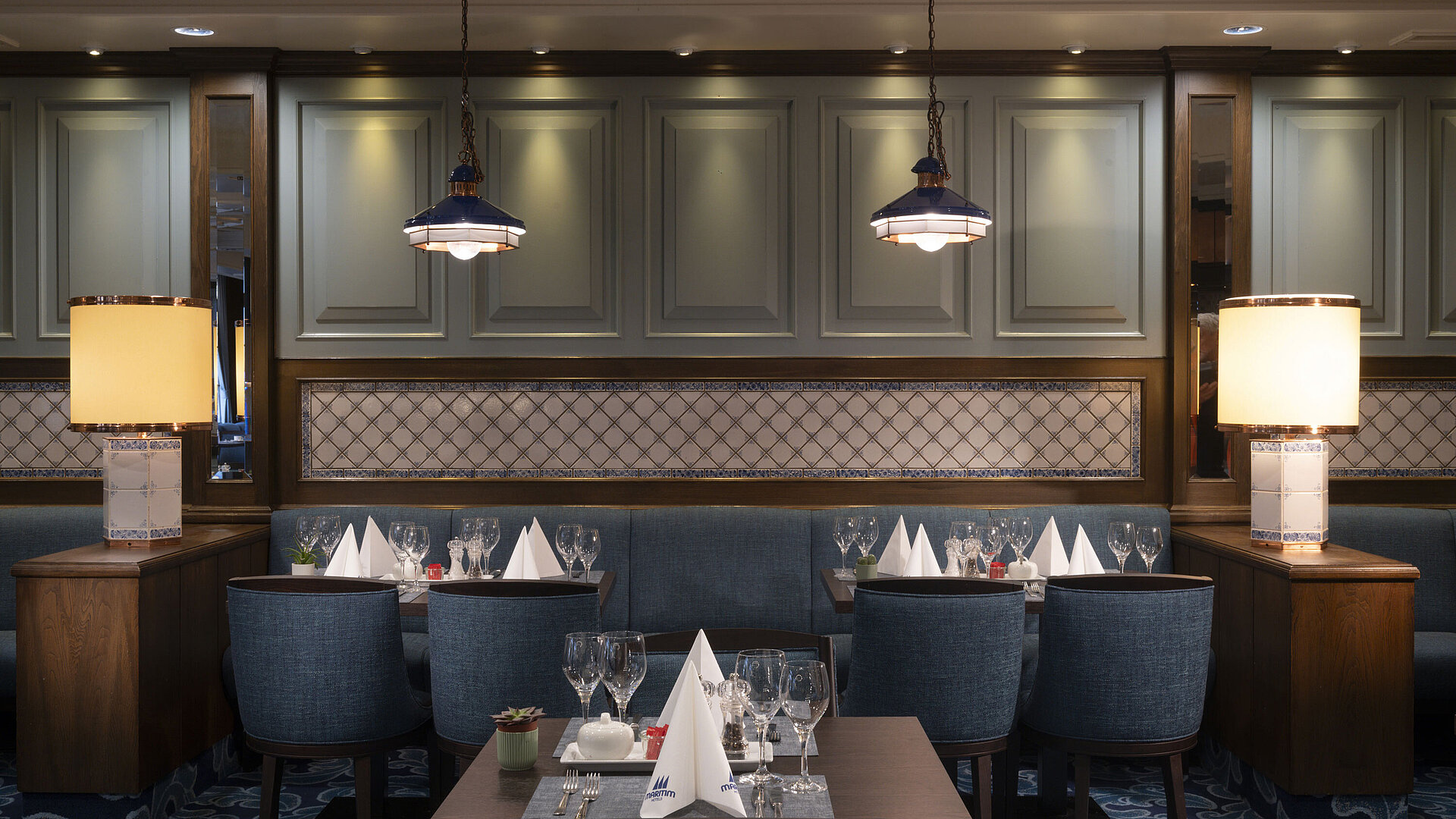 Elegantes Restaurant im Maritim Hotel Darmstadt mit gedeckten Tischen, stilvollen Lampen und einer gemütlichen Atmosphäre.