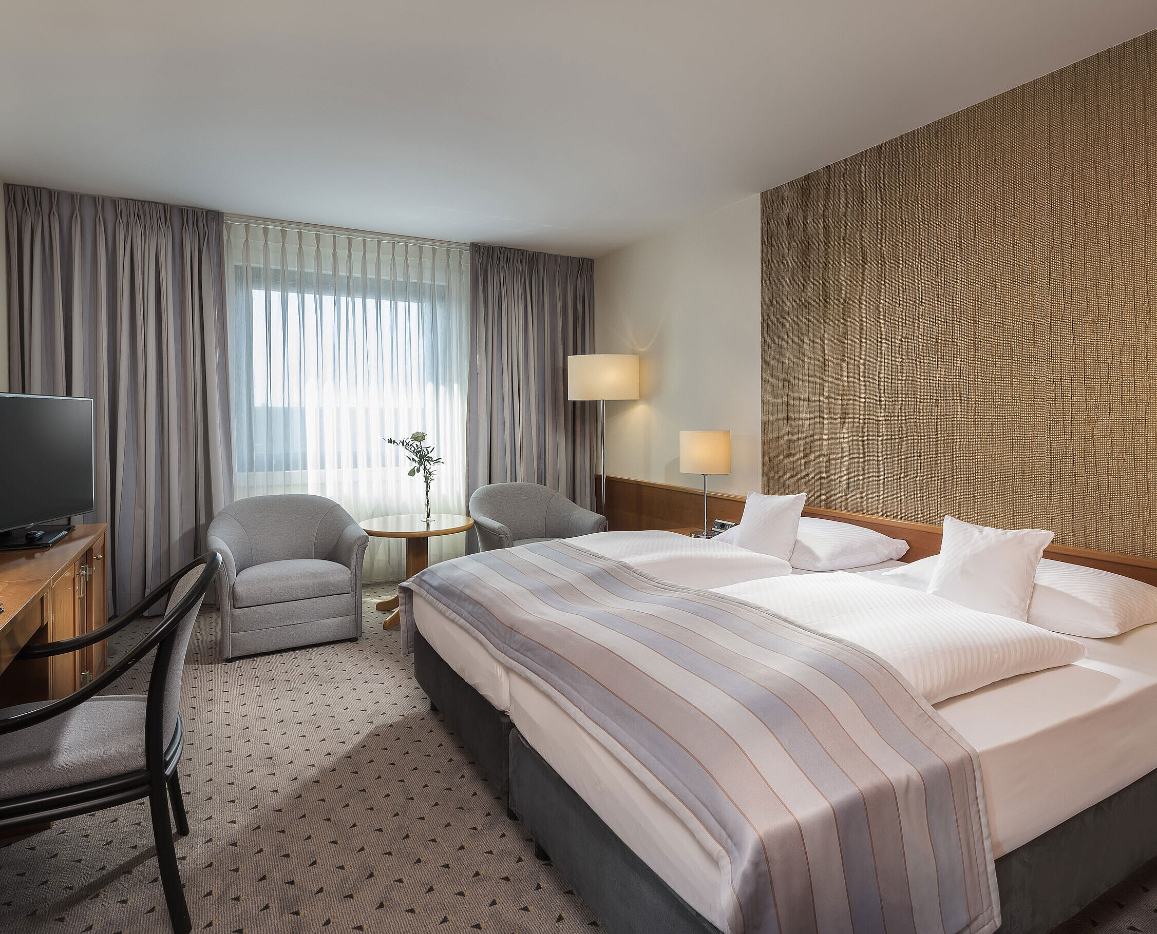 Classic Zimmer Modernes Classic Doppelzimmer mit gemütlichem Doppelbett, Sitzbereich und Schreibtisch im Maritim Hotel Hannover.