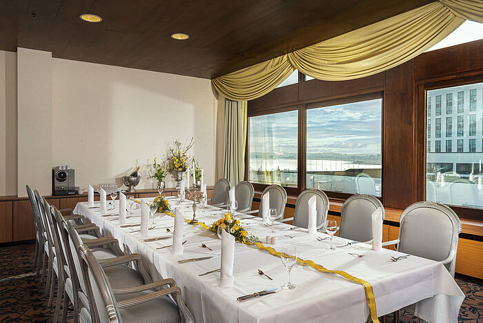 Festlich gedeckter Raum im Maritim Hotel Travemünde mit Seeblick und eleganter Dekoration