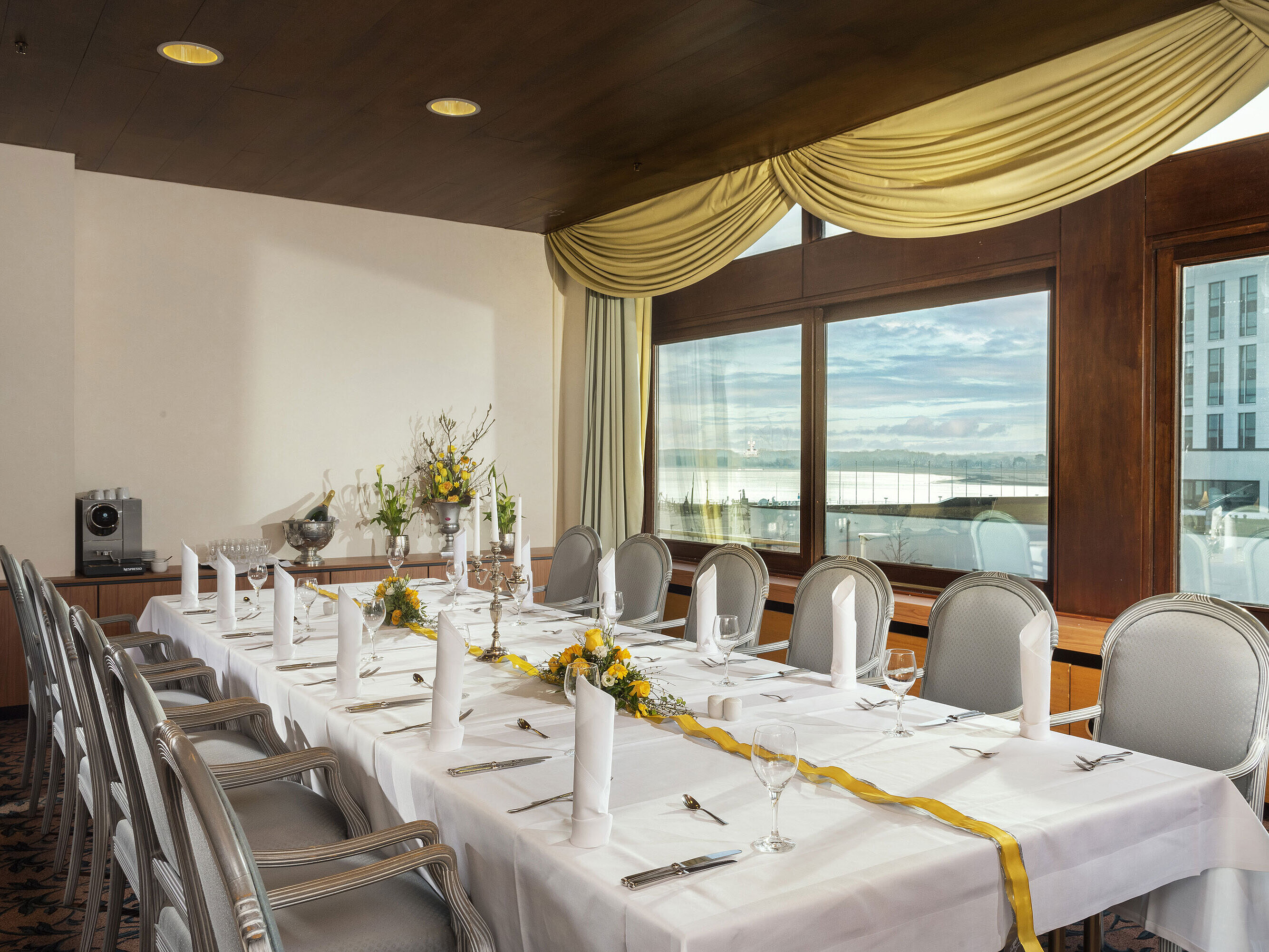Festlich gedeckter Raum im Maritim Hotel Travemünde mit Seeblick und eleganter Dekoration