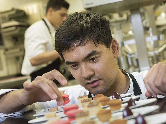 Küchenchef arrangiert Dessert in der Orangerie des Maritim Timmendorfer Strand.