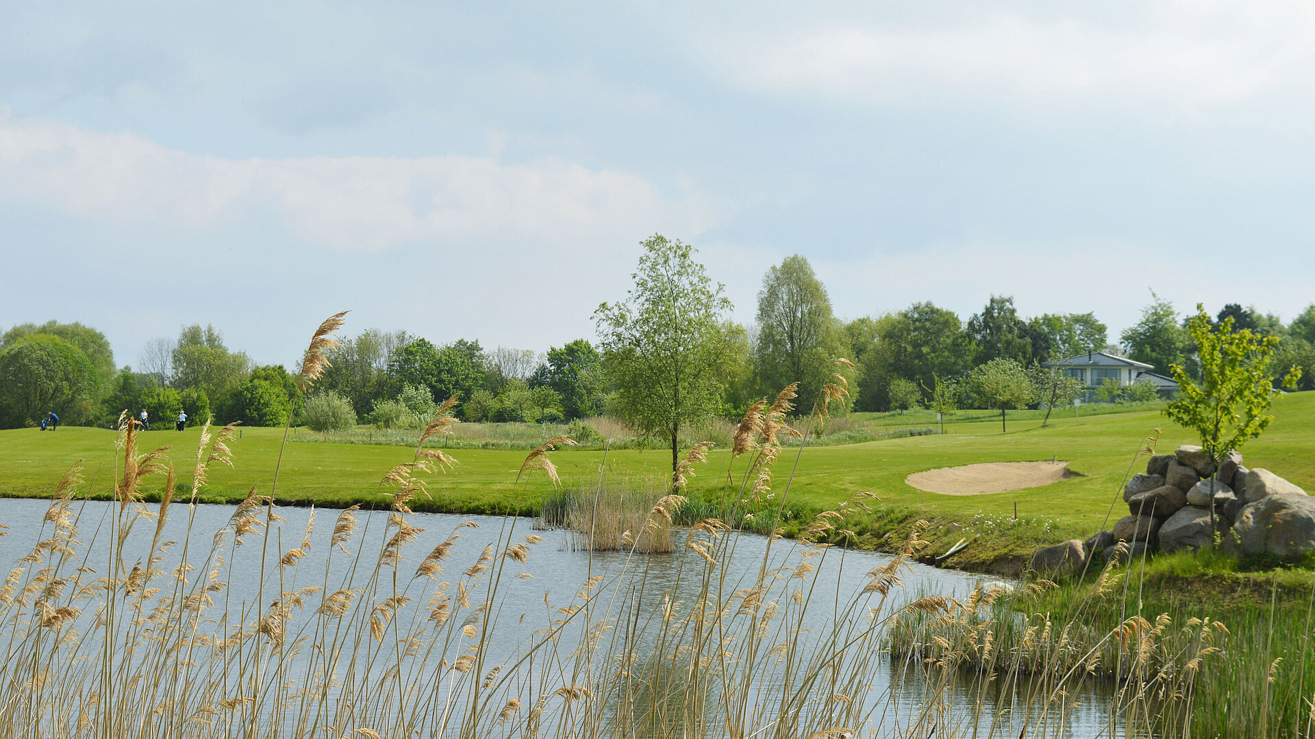 Golfbahn mit Teich | Maritim Golfpark Ostsee