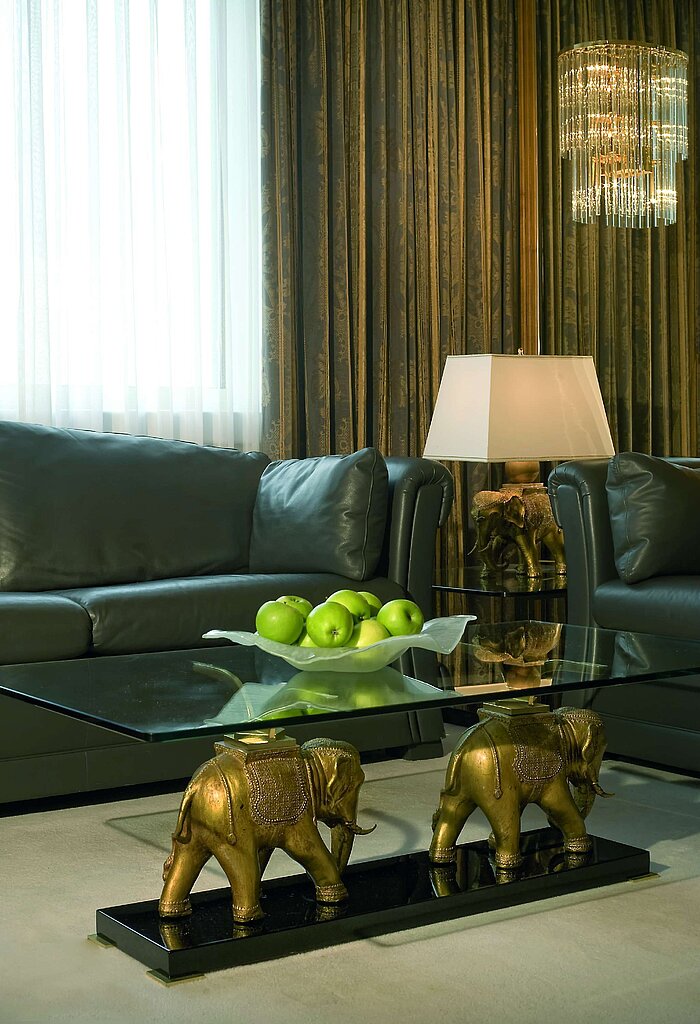 Elegante Lounge mit Ledersofas, Glas-/Elefantentisch und Äpfeln im Maritim Hotel Stuttgart